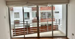 Se vende acogedor departamento con balcon y vista a lindo jardin interno en Miraflores